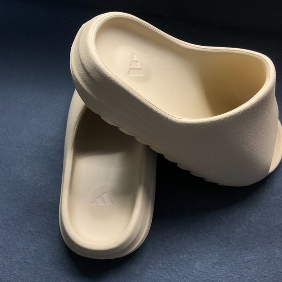 yeezy Leisure slippers